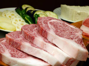 火鍋用的切片和牛、蔬菜和豆腐。