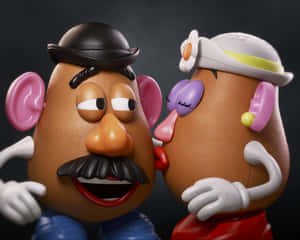 Mr and Mrs Potato Head 在攝影棚環境中俏皮地接吻。