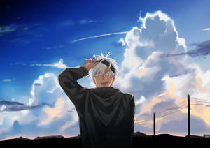 白髮動漫男孩在黃昏時分有雲的星空下微笑。 — 深藍色 壁紙