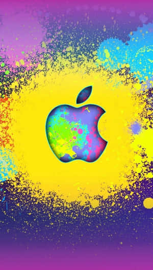 在漸變背景上帶有彩色顏料濺點的Apple標誌。