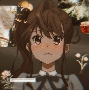 擁有棕色頭髮和閃亮眼睛的動漫女孩，被蝴蝶和花朵環繞。 — 可愛動漫女仔 壁紙