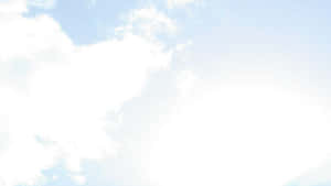 明亮的天空，柔軟的白雲在平靜的藍色空間中飄動。