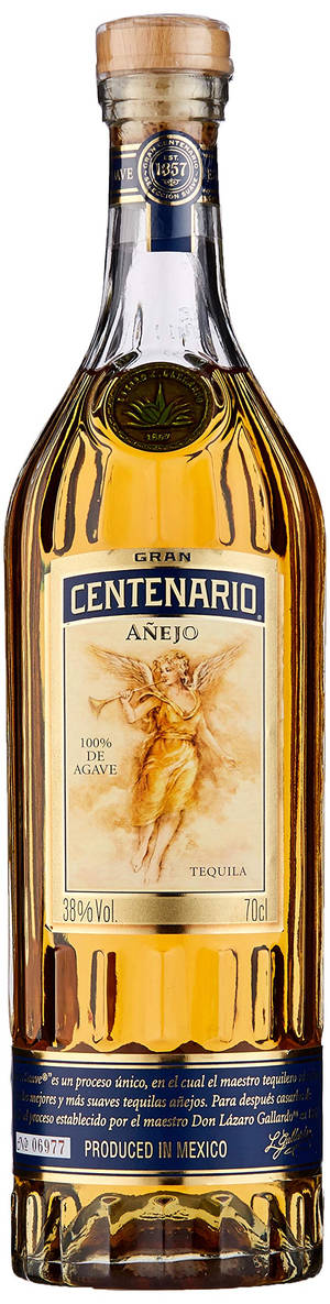 一瓶帶有天使標籤和金色液體的Gran Centenario Añejo龍舌蘭酒。