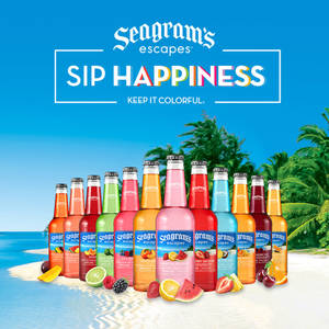 在熱帶沙灘上，色彩繽紛的Seagram's Escapes汽水瓶配以水果和棕櫚樹。