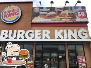 Burger King 餐廳，吉祥物手持漢堡和飲品。