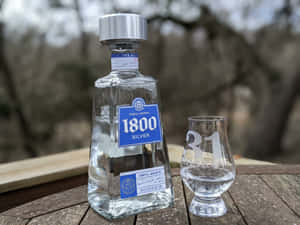 戶外木桌上的龍舌蘭酒瓶和玻璃杯 — 飲品 壁紙