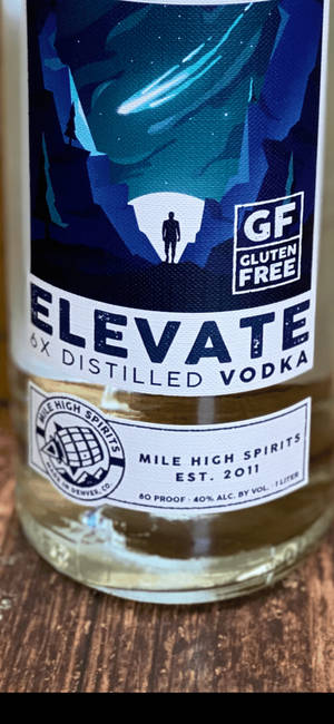 一個伏特加酒瓶標籤，上面有星星下洞穴裡的人