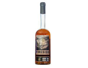 一瓶 fireside straight bourbon 威士忌，帶有琥珀色液體和詳細標籤。