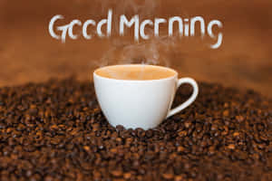 白咖啡杯被烘焙咖啡豆環繞，帶有「Good Morning」文字。
