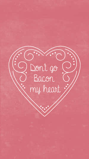 粉紅色紋理背景，帶有白色心形，包含「Don't go Bacon my heart」字句。