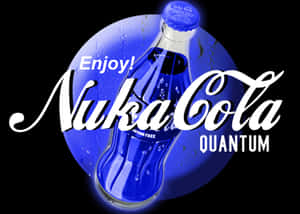 一個藍色Nuka-Cola Quantum瓶子，帶有冷凝水和白色文字，置於黑色背景上。