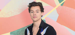 Harry Styles 穿著帶有鳥刺繡的黑色襯衫，背景是色彩繽紛的抽象圖案。