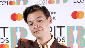 哈利·史泰爾斯在 2021 年 Brit Awards 穿著棕色外套微笑。 — 哈里·斯泰爾斯 壁紙