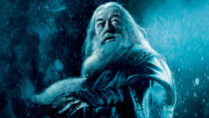 一位長著白色長鬍鬚的巫師站在暴風雨般的藍色燈光場景中，雨水落在他周圍。