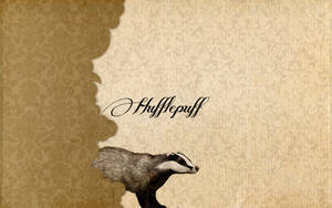復古錦緞壁紙上帶有「Hufflepuff」文字的獾插圖。
