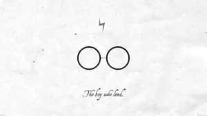 圓形眼鏡和閃電的黑色線條畫，文字 The boy who loved。 — 哈利波特 壁紙
