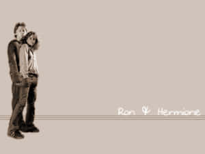 兩個人站在一起，背景為米色條紋，並帶有「Ron & Hermione」文字。 — 哈利波特 壁紙