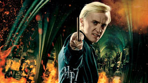 在哈利波特電影場景中，Draco Malfoy 在熾熱的魔法混亂中揮舞魔杖。 — 美學哈利波特gif 壁紙