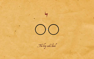舊紙上圓框眼鏡和閃電，草書文字 the boy who lived。