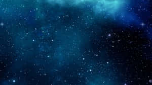 深藍色調中帶有發光星雲和散落星星的星空。
