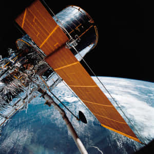 在太空中繞地球運行的帶有太陽能板的衛星