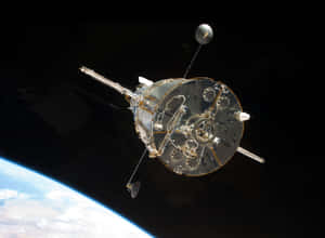 在地球上方軌道上的衛星顯示行星曲率和雲層。 — 太空 壁紙