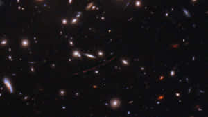 廣闊的遙遠星系在深空中發光。 — 太空 壁紙