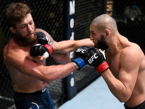 兩名MMA拳手在UFC八角籠內互相出拳。