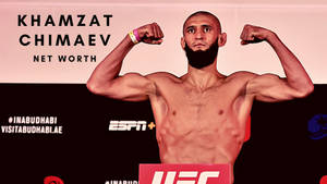 UFC 戰士 Khamzat Chimaev 在稱重活動中展示肌肉。