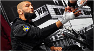一位瑞典MMA戰士在比賽前正在纏手。