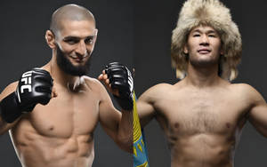 兩名赤裸上身的男性拳手擺姿勢，一人戴著UFC手套，另一人戴著毛帽。