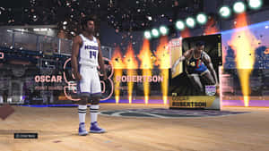 籃球運動員Oscar Robertson身穿Kings球衣在球場上，伴有紙屑和球員卡。