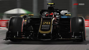 黑色和金色的 Formula 1 賽車在賽道上高速行駛，帶有動態模糊效果。