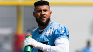 身穿藍色球衣的足球員在訓練中手持綠色水樽。 — NFL 美式足球 GIF 壁紙