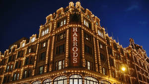Harrods 百貨公司在夜晚被節日燈飾照亮。 — 藍天 壁紙