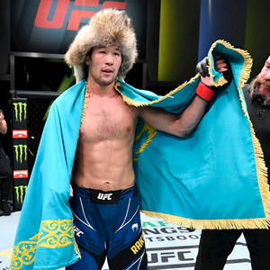 UFC拳手披著哈薩克國旗戴毛帽在八角籠內