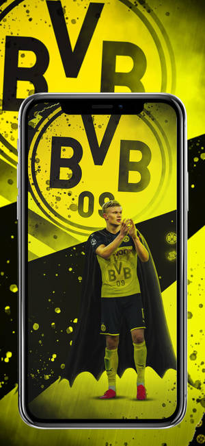 身穿BVB球衣和斗篷的足球員在智能手機壁紙上。 — iPhone 16 Pro Max 壁紙