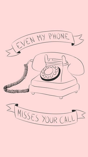 復古轉盤電話，帶有寫著「Even my phone misses your call」的橫幅，背景為粉紅色。
