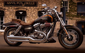黃昏時停在石頭酒吧外的經典Harley-Davidson電單車。