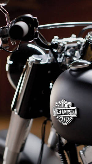 啞光黑色Harley-Davidson電單車，配備鍍鉻把手和標誌。