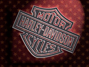 聚光燈下，紅色皮革上的 Harley-Davidson 標誌與金色星星。