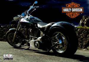 日落時分，黑色Harley-Davidson電單車停在路邊岩石旁。