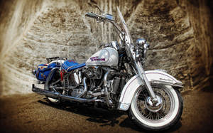 經典鍍鉻和藍色Harley-Davidson電單車停放在石隧道內。