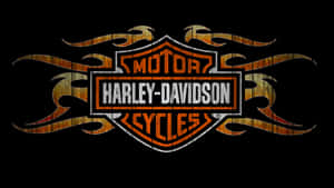 黑色背景上帶有火焰設計和木質紋理的Harley-Davidson標誌。