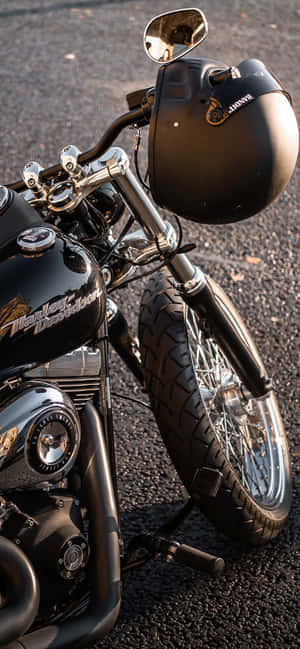 日落時分，黑色Harley-Davidson電單車連同頭盔停泊在瀝青路上。