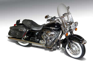 黑色旅行摩托車，帶有鍍鉻細節和白色側壁輪胎，在工作室環境中。 — 哈雷戴維森 壁紙
