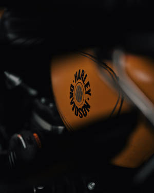 Harley-Davidson電單車油缸特寫，橙色油漆和黑色標誌。