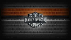 Harley-Davidson 標誌在紋理金屬背景上，帶有橙色強調條紋。