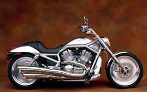 銀色Harley-Davidson電單車，帶有鍍鉻細節和黑色座椅，背景為棕色。