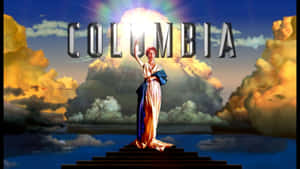 女神在台階上手持火炬，帶有「Columbia」標誌和戲劇性的天空